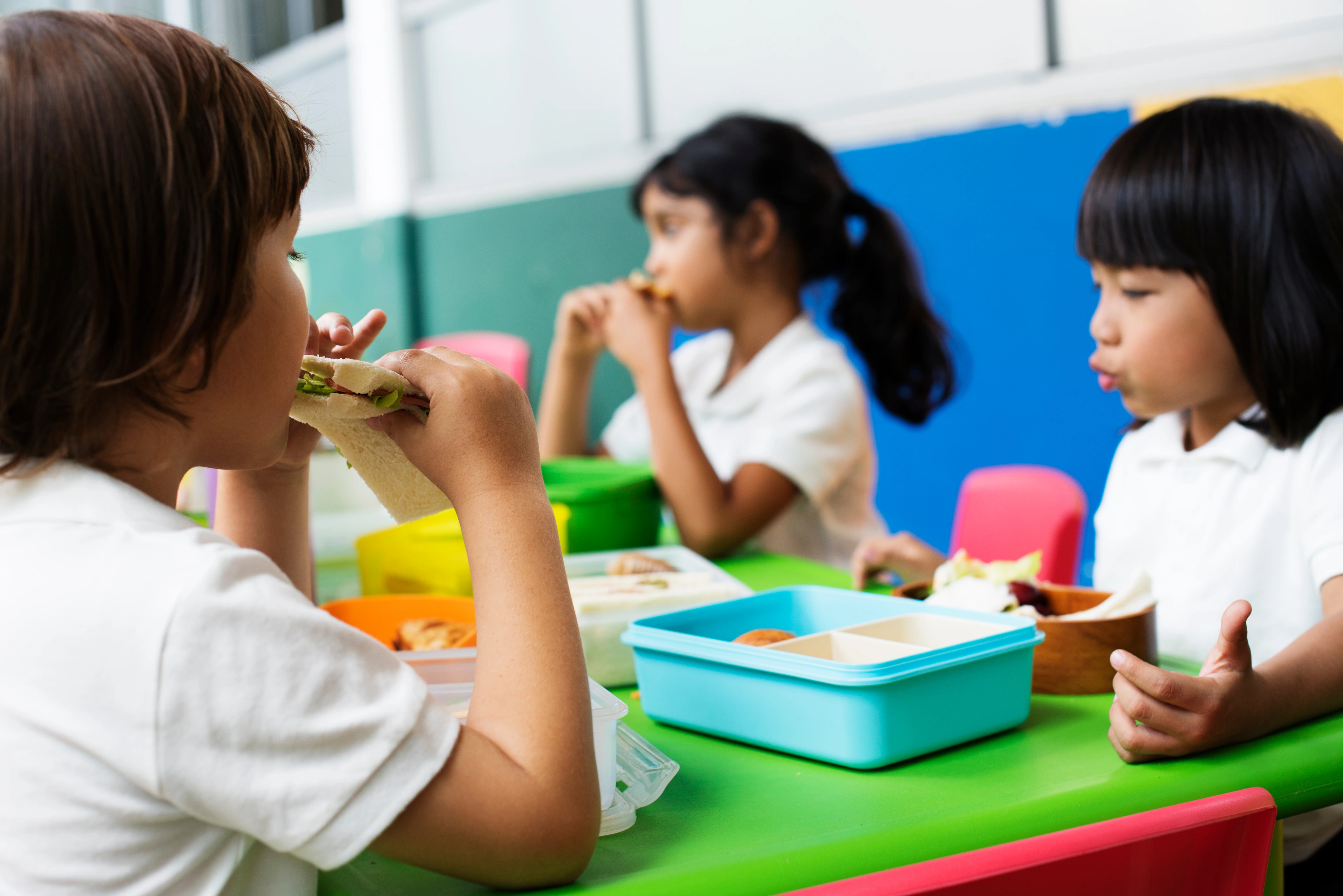 Criança durante a alimentação.